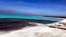 Spiagge bianche, una chiazza nera in mare fa scattare l'allarme