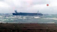 Dev yük gemisi Karasu'da karaya oturdu! Fırtına kurtarma operasyonunu zora soktu