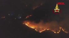 Lucca: in fiamme 800 ettari su monte Faeta, circa 3mila evacuati. Le immagini dei vigili del fuoco