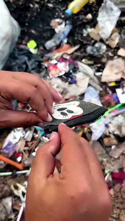 Found money in small bag #foundmoney #money #dollars #foundphone