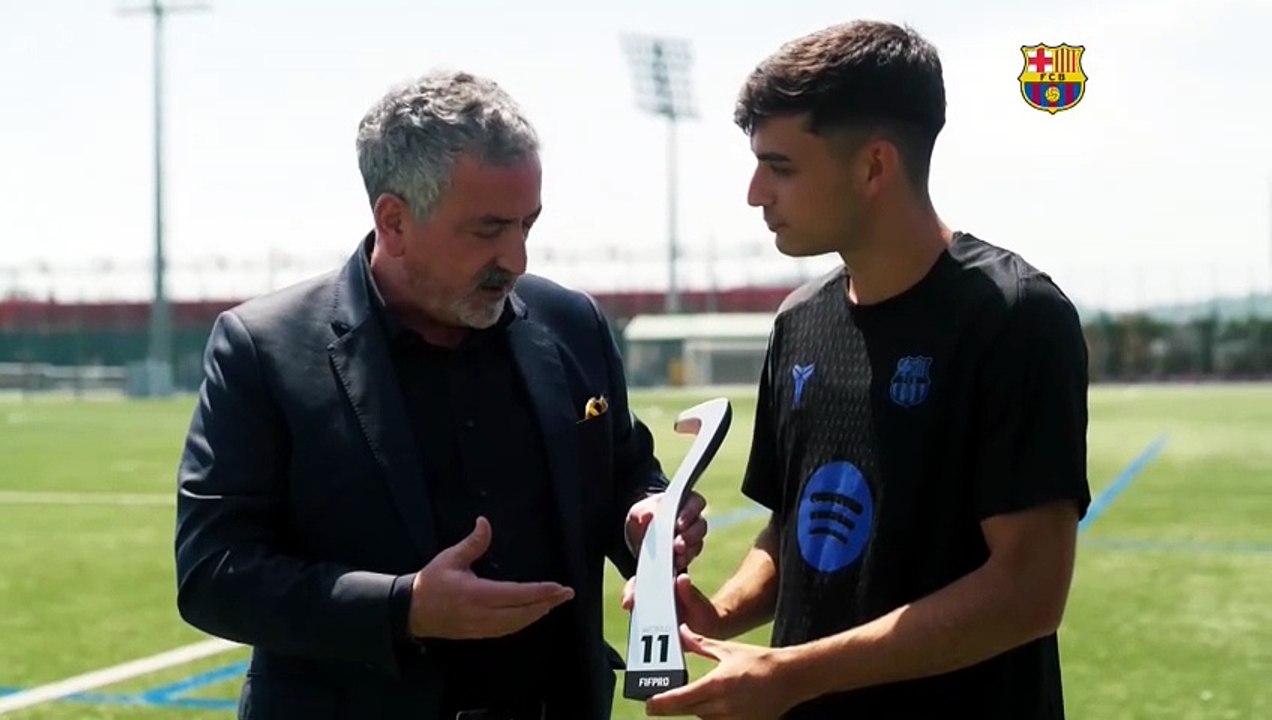 Pedri recibe el premio FIFPro por formar parte del mejor once de la temporada 24/25