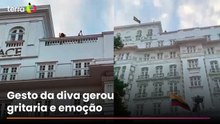 Rainha acessível: Shakira acena do alto do Copacabana Palace e leva fãs à loucura no RJ