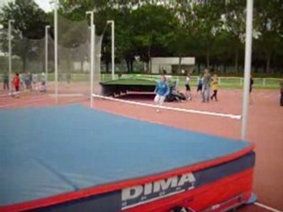 Emelie essaye le saut en hauteur