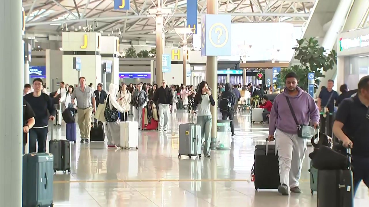 황금연휴 첫날, 인천공항 북적...하루 21만 명 예상 / YTN