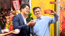 沈伯洋出席松山霞海城隍廟發壽桃 民眾早早排隊等候搶拍合照