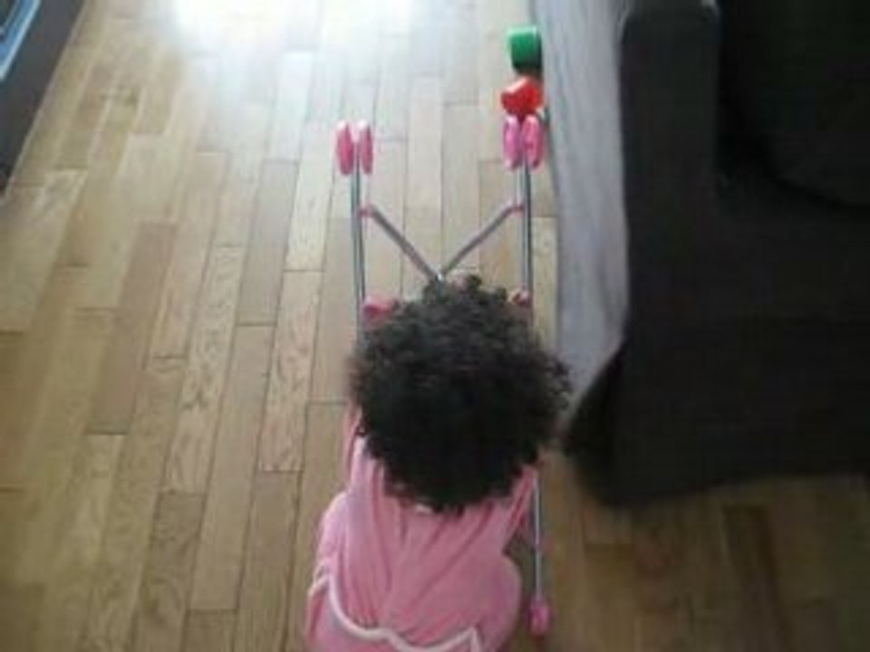 Je promène ma poupée