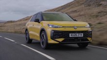 The new Volkswagen T-Roc R-Line 1.5 eTSI 150 PS 7-spd DSG in Canary yellow metallic_black Driving Video