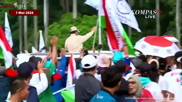 Detik-detik Presiden Prabowo Sapa Buruh di Monas, Lempar Topi dari Atas Panggung