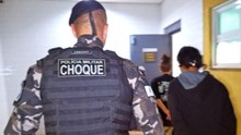 CHOQUE apreende menor e prende jovem com cocaina no bairro Interlagos