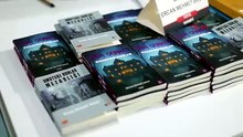Hiç okula gitmeden harfleri çözdü, engelini kalemiyle aşıp 5 yılda tam 3 roman yazdı