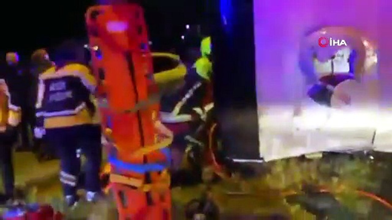Balıkesir’de Feci Kaza! 3 Ölü 22 Yaralı!