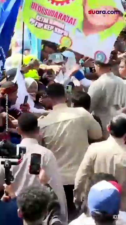 Berkaos Oblong Hitam, Prabowo Sapa Buruh di Monas Lebih Dekat
