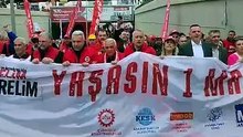 Mamak Belediye Başkanı Veli Gündüz Şahin de kortejin en önünde işçilerle beraber yürüyor