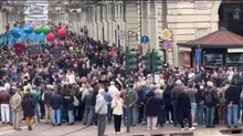 Primo Maggio a Torino, il corteo dei sindacati sfila in centro