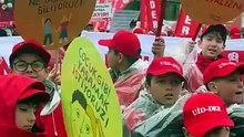 Çocuklar da 1 Mayıs kortejinde “Çocuklar burada sınıfının yanında”
