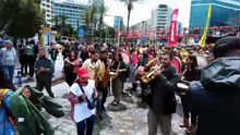 İZMİR’DE 1 MAYIS COŞKUSU: KORTEJLER GÜNDOĞDU’YA AKIYOR