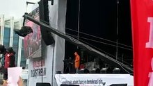 Ekrem İmamoğlu posterinin görülmesinin ardından kürsüden “Ekrem İmamoğlu’na selam olsun” diye anons yapıldı