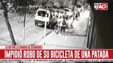 Impidió el robo de su bicicleta con una certera patada en el trasero