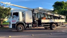 Poste arrancado em acidente com mortes é substituído na Tancredo Neves em Cascavel