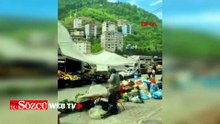 Artvin’de fırtına nedeniyle pazardaki tezgahlar devrildi, ürünler etrafa savruldu