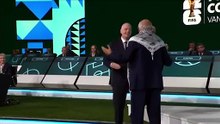 Presidente da Fifa promove encontro entre dirigentes de Israel e Palestina e gera tensão no palco; veja momento