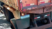 Asfalto cede e roda de caminhão cai em buraco no bairro Morumbi, em Cascavel