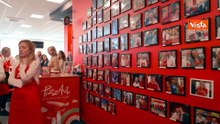 Meloni mangia la pizza da PizzAut durante la visita al ristorante a Monza per il Primo Maggio