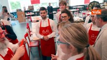 Meloni indossa il grembiule di PizzAut, durante la visita al ristorante di Monza per il Primo Maggio