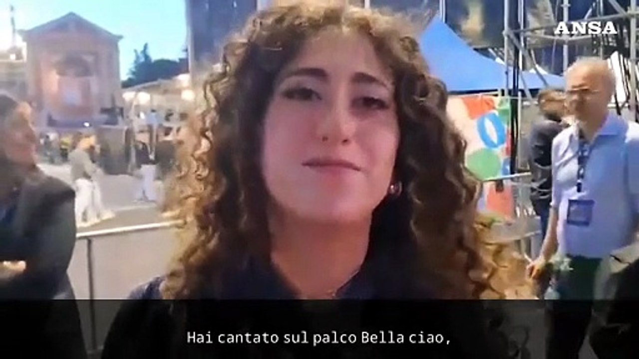 Delia canta Bella Ciao, ma "partigiano" diventa "essere umano"