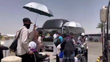 Cuaca di Madinah Panas, PPIH Payungi Jemaah Lansia