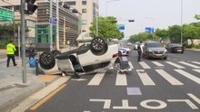 상암동 택시끼리 충돌해 1대 전복...2명 병원 이송 / YTN