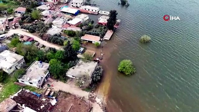 Hatay’da şaşırtan manzara! Kurak baraj taştı, köyler sulara gömüldü