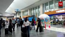 Fuga de aguas negras inunda pasillo de la Terminal 1 del AICM