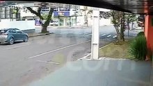 Câmera flagra capotamento que deixou carro com as rodas para cima no Centro