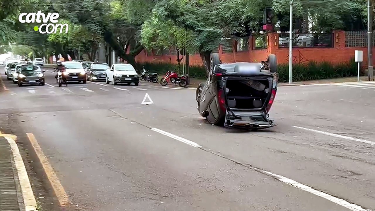 Carro capota e para com as rodas para cima no Centro de Cascavel