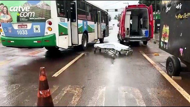 Mulher de 63 anos fica ferida em acidente entre carro e ônibus em Cascavel