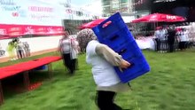 Yarım altın ödüllü yarışmada kadınlar, kilolarca domates kasasını koşa koşa taşıdı