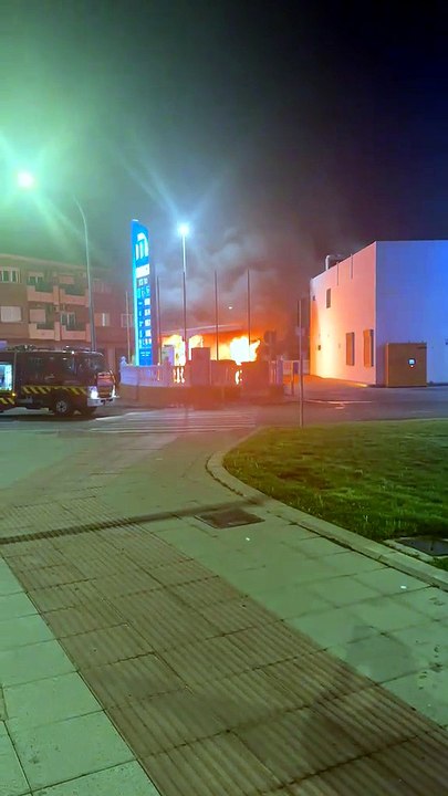 Arde un coche eléctrico mientras recargaba la batería en Toledo