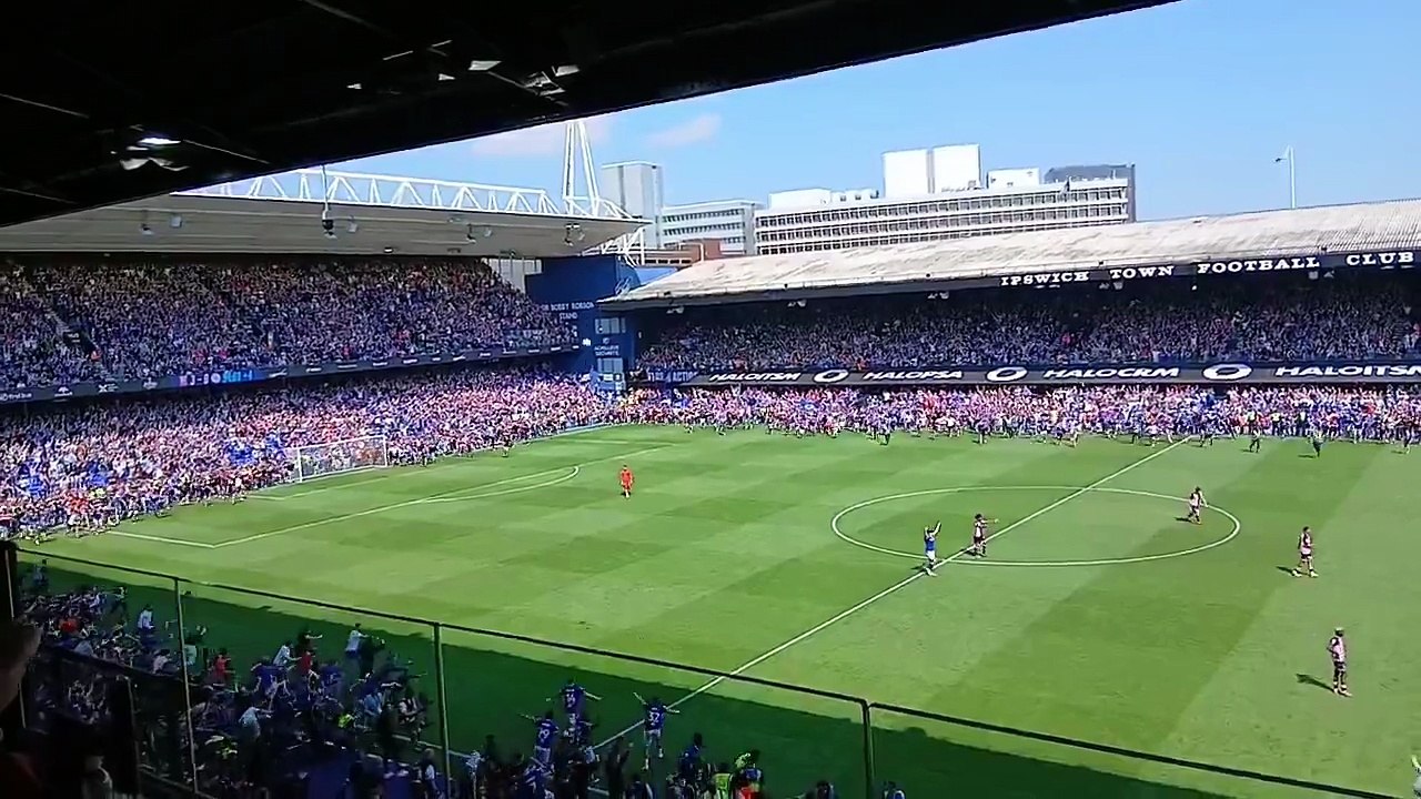L'Ipswich Town ritorna in Premier League: i tifosi invadono il campo al triplice fischio