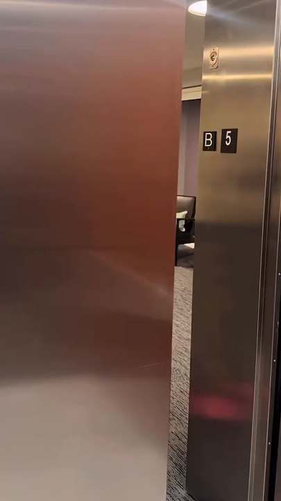 When PennyWise meets Scream in the Elevator 😂😂😂