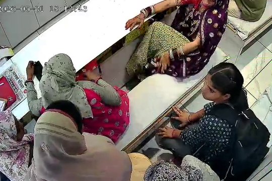 खरीदारी करने पहुंची महिला का गहनों से भरा पर्स चोरी... सीसीटीवी में कैद.... देखे वीडियो