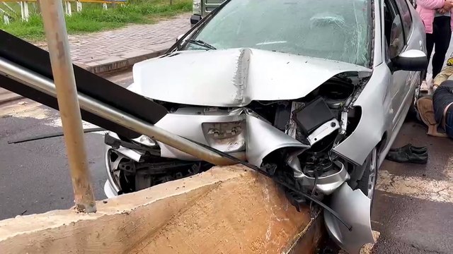 Homem fica ferido após bater em mureta na Rua Souza Naves em Cascavel