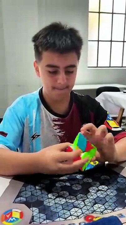 De 3 a 10 segundos: los tiempos que asombran en el torneo de cubo Rubik y el sueño de “romper un récord nacional”  (2)