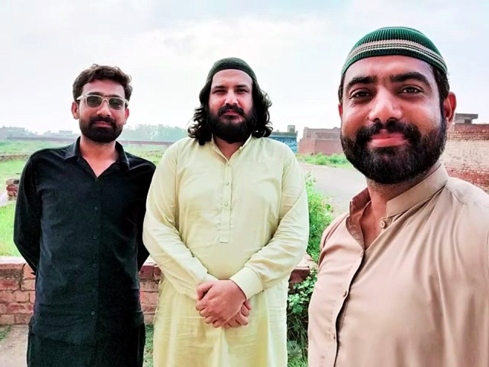مُرشد کریم کے ہمراہ مبشر حسین صاحب شیخوپوری، حافظ نصراللہ جمیل صاحب بصیرپوری۔
