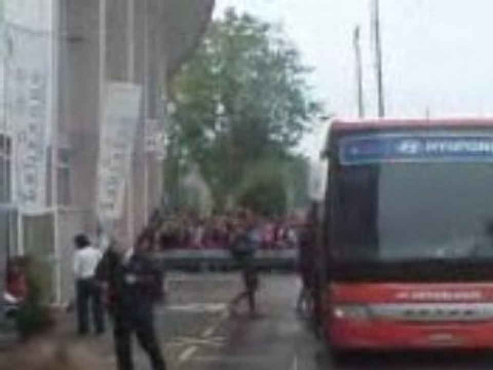 Equipe du Pays-Bas qui rentre dans le bus à la Pontaise