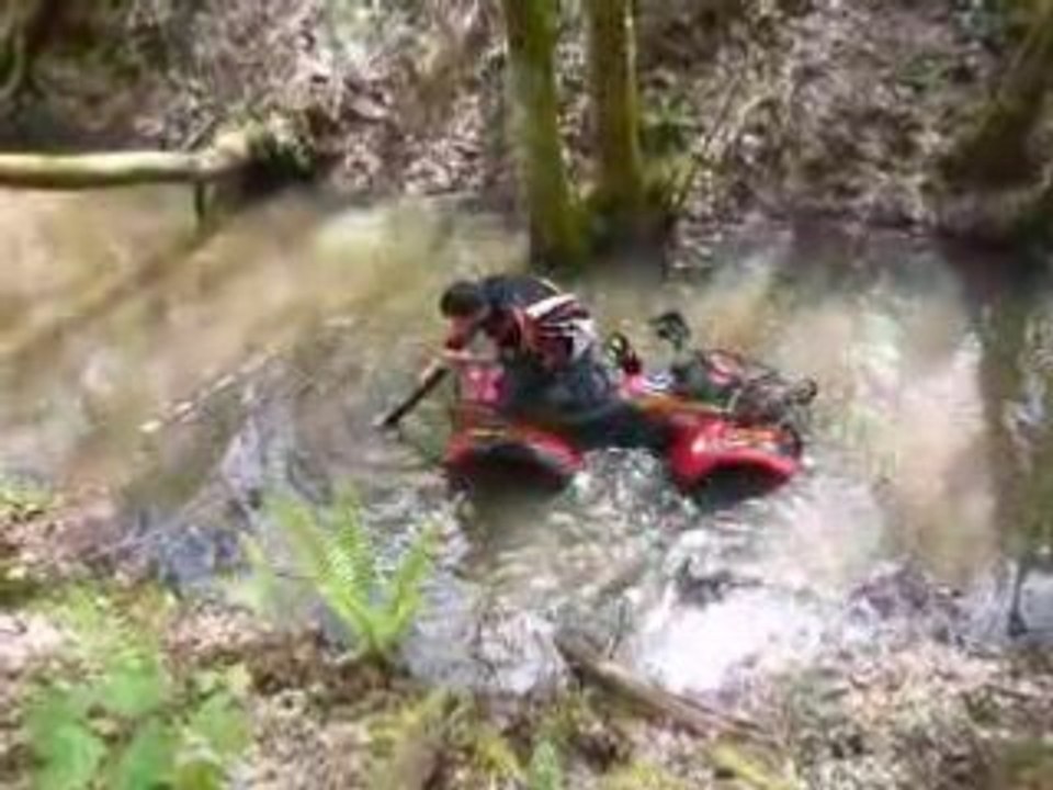 Vince en quad dans l'eau