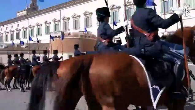 Mattarella ha assistito al cambio della guardia d'onore nella piazza del Quirinale