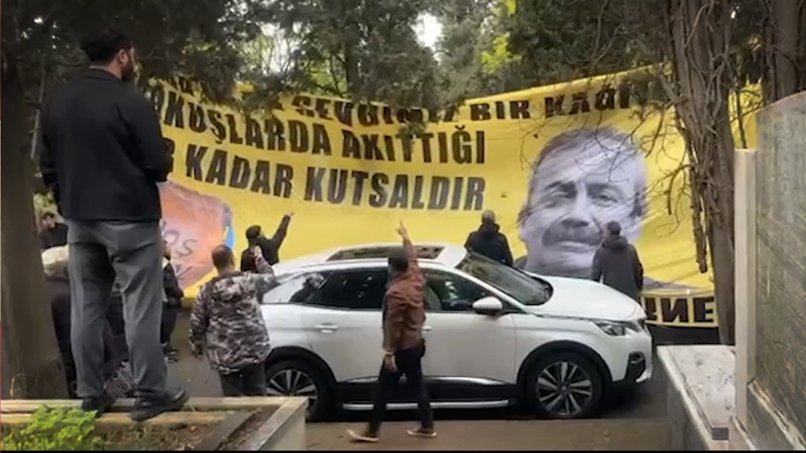 Kağıt işçilerinden Sırrı Süreyya Önder’e pankartlı anma: Sana olan sevgimiz bir kağıtçının yokuşlarda akıttığı ter kadar kutsaldır