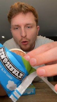 Des ice-cream sandwich chez Ben & Jerry 😍🎉✨ c’est la nouvelle tendance pour les glaces, c’est de faire un sandwich avec deux biscuits 👌✨
