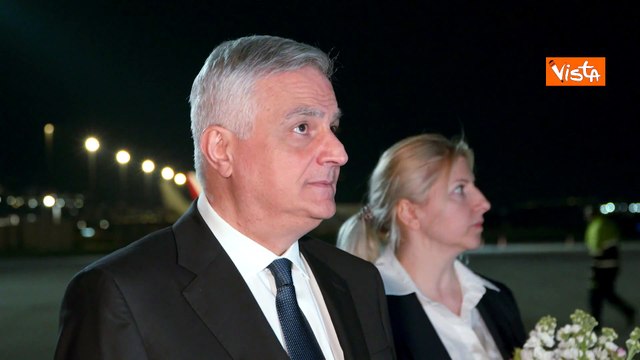 Meloni arriva in Armenia per vertice Comunità Politica Europea, l’accoglienza con un mazzo di fiori
